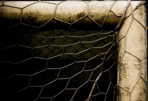 Un băiat de 16 ani a murit, după ce a căzut de pe o poartă în curtea unei școli din Orhei. Adolescentul a vrut să își facă o poză