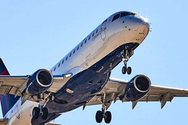 avion de tip Embraer