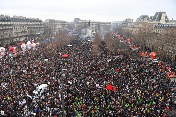 Două milioane de francezi au protestat în stradă faţă de vârsta de pensionare. Grevele nu vor afecta economia, spune Guvernul