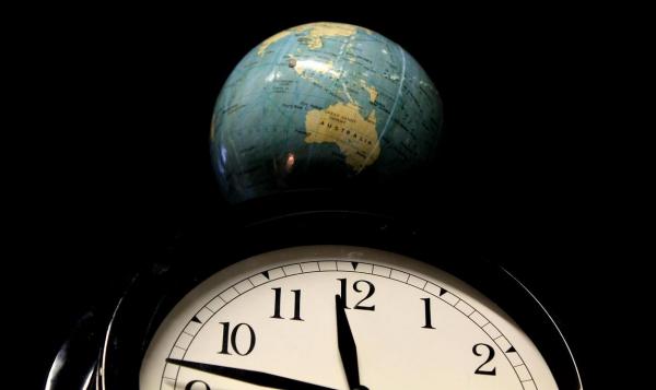 "Ceasul Apocalipsei" va fi setat azi. În ultimii doi ani, omenirea a fost cel mai aproape de "miezul nopţii"