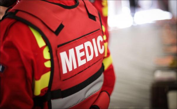 Un şofer de 24 de ani a murit în Focşani, după ce a lovit o altă maşină şi a fost proiectat în gardul unei case