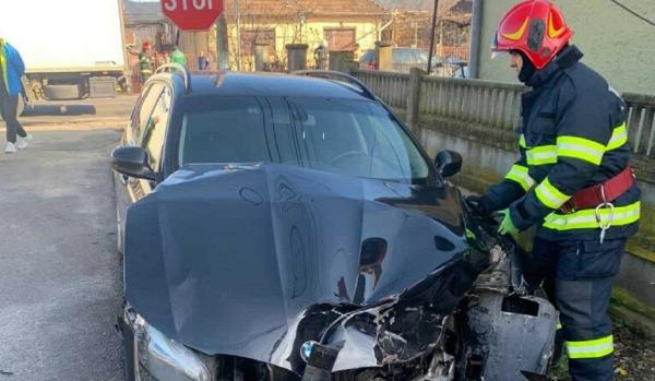 Accident în lanţ într-o localitate din Cluj: Fetiță de 7 ani rănită, după ce mașina în care se afla a fost proiectată într-un vehicul parcat