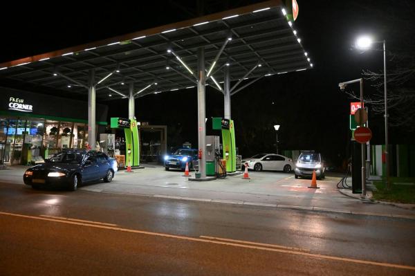 Preţurile la pompă au explodat în Ungaria. Şoferii trec graniţa în Slovacia sau România ca să facă plinul cu bani mai puţini