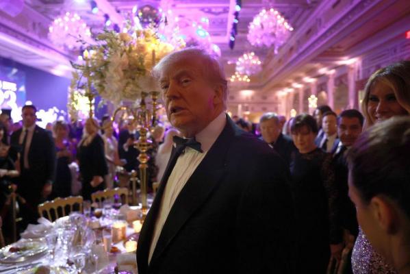 Donald Trump caută angajați în România. Ce salarii oferă