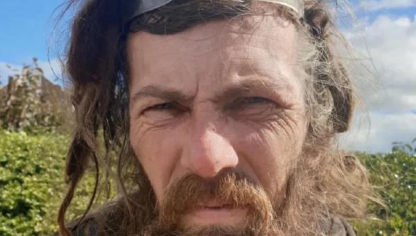 Nimeni nu știa cine este, nici măcar el însuși. Poliția britanică a dezlegat misterul străinului găsit în urmă cu 3 luni pe malul mării, în Dorset