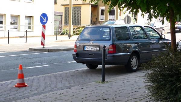 Un şofer a condus cu 152 km/h într-un cartier de blocuri din Arad. Reacţia poliţiei