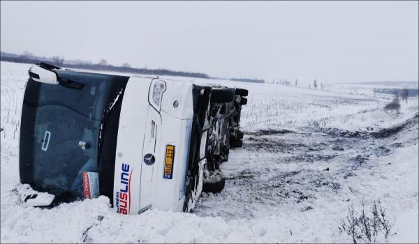 Trei persoane au fost rănite, după ce un autocar a derapat și s-a răsturant pe o șosea din Galați