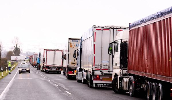 Un bărbat din Timiș, care mergea pe jos pe autostrada A1, lovit mortal de un TIR