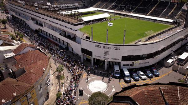 Cozi kilometrice în jurul stadionului unde este depus sicriul lui Pele. Fostul fotbalist va fi înmormântat în cel mai înalt cimitir din lume