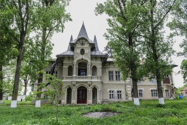 Un conac în stil neogotic din Neamţ, scos la vânzare. Preţul cerut pentru castelul cu o vechime de peste 200 de ani