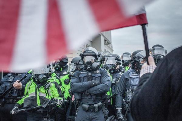 Polițiștii care au apărat Capitoliul în timpul revoltei susținătorilor lui Trump, decorați de Joe Biden la 2 ani de la incidente