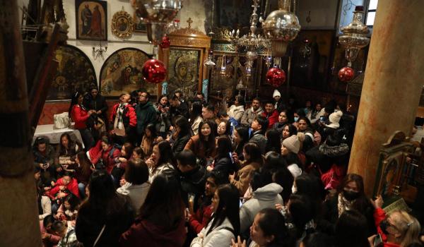 Încep sărbătorile pe rit vechi. Sârbii din Timişoara au aprins ”badnjak-ul” în ajun de Crăciun