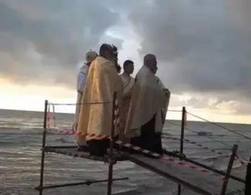 "A căzut popa, bă!" Momentul în care un preot român cade în mare după ce aruncă crucea de Bobotează