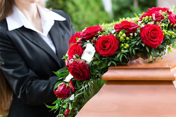 (P) Semnificaţia aranjamentelor funerare. Ce rol au în ceremonia de înmormântare