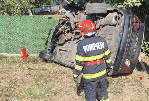 Accident teribil în Argeş: trei maşini implicate, dintre care una parcată. Un tânăr a murit, altul e la spital