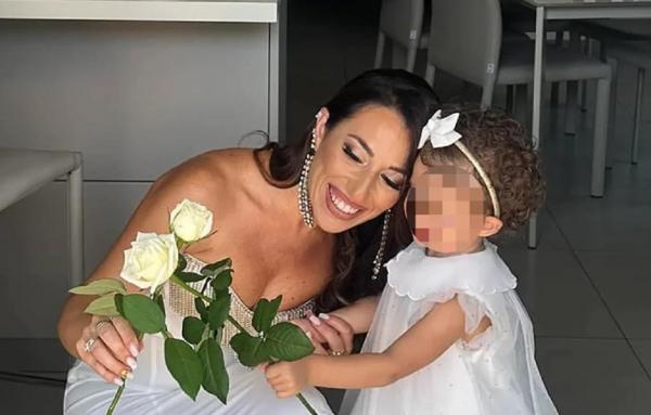 "O tragedie teribilă!" Mama unei fetițe de 2 ani, zdrobită și ucisă de propria mașină, pe un drum din Italia. Ar fi uitat să tragă frâna de mână