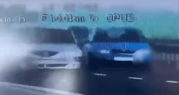 Momentul în care un bărbat "se înfige în coasta" altui şofer şi-l forţează să accelereze pe Autostrada Soarelui. "Bullying în trafic"