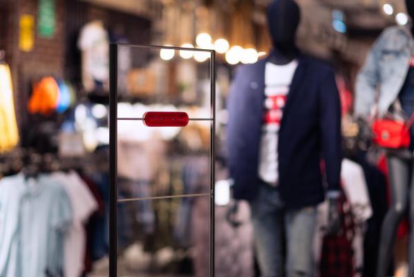 Doi bărbaţi şi o femeie, reţinuţi după ce au furat pe rupte din mallurile din Bucureşti. Dintr-un singur magazin au luat marfă de peste 10.000 de lei