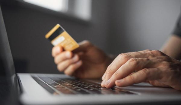 O femeie din Roman a rămas fără 500€, după ce a răspuns unui mesaj pe Facebook. Cum a păcălit-o escrocul