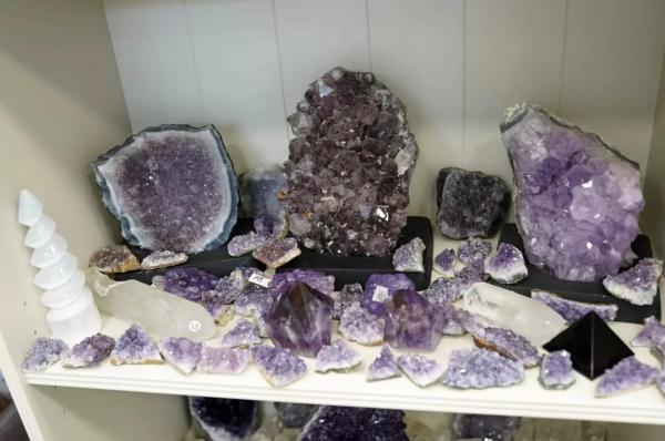 (P) De la o piatră brută la un cristal prețios: Povestea brandului Stonemania Bijou