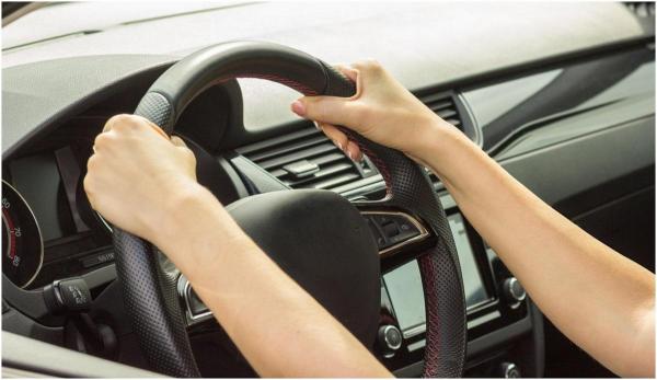 O tânără de 18 ani s-a urcat băută și fără permis la volan și a gonit pe o stradă din Medgidia. S-a înfipt apoi cu mașina într-un gard