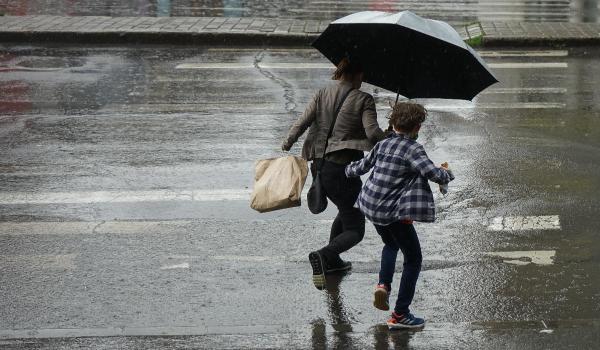 Se strică vremea. Temperaturile scad puternic şi vin ploile. Cod galben de vreme rea până luni