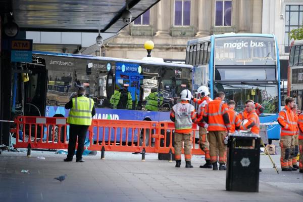 Clipe de groază în Manchester. Un autobuz cu pasageri a intrat într-o cafenea: cel puţin 2 persoane au fost rănite