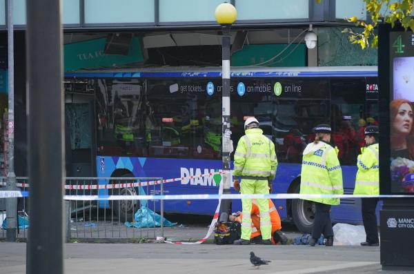 "Una dintre cele mai oribile scene la care am asistat". Un autobuz a intrat cu viteză într-o cafenea, în centrul orașului Manchester. Șoferul a fost arestat