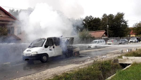 O camionetă a explodat pe un drum din Vâlcea. Era încărcată cu butelii de oxigen și zeci de litri de diluant