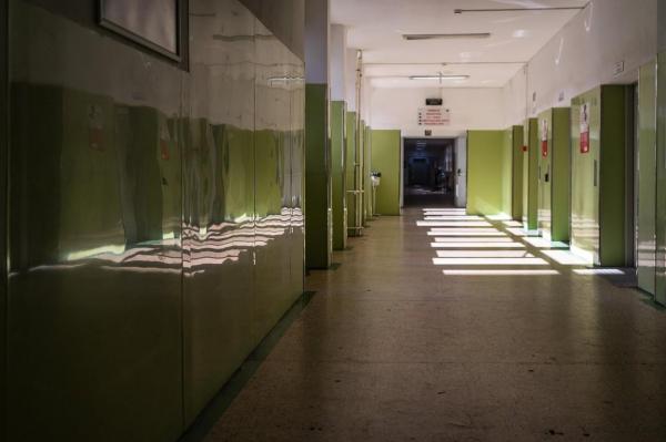 Un bărbat din Brăila, găsit mort lângă gardul spitalului unde era internat: "Era desculţ şi în pijamale". Conducerea unităţii dă vina pe firma de pază