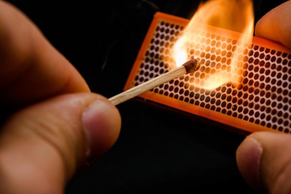 Un tânăr de 24 de ani a incendiat casa fostei sale iubite, în timp ce femeia era plecată. Locuinţa din Dâmboviţa s-a făcut scrum