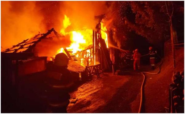 Gospodărie din Câmpulung Moldovenesc, cuprinsă de flăcări în toiul nopţii. Toată agoniseala oamenilor, făcută scrum