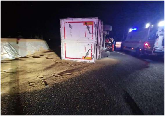 Şofer rănit grav, după ce s-a răsturnat cu TIR-ul într-un sens giratoriu, la ieşire de pe Podul de peste Dunăre de la Brăila