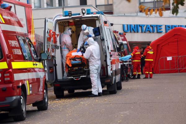 Copilaș de 5 ani, la spital cu ruptură de splină, după ce a fost bătut de propriul tată. Un cadru didactic a observat vânătăi pe corpul micuțului