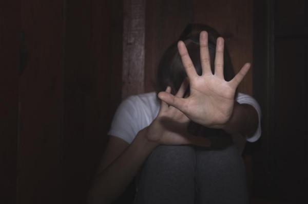 Percheziţii la persoane suspectate de trafic de minori, în Argeş. Patru fete ar fi fost exploatate sexual şi drogate în timpul unor petreceri private