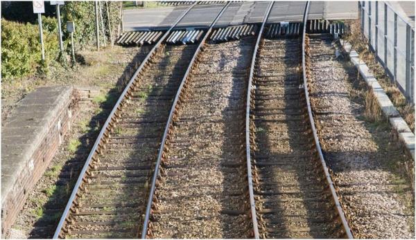 Un adolescent de 16 ani s-ar fi aruncat de pe o pasarelă peste liniile de cale ferată, în Olt. Băiatul, transportat la spital