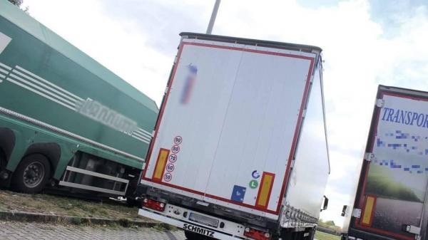 Furioși că nu sunt lăsați să facă grătar și să asculte muzică, doi șoferi români de TIR au snopit un paznic în parcarea unei companii din Austria