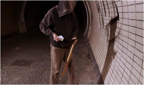 Cluj, terorizat de doi adolescenţi care jefuiau oamenii înarmaţi cu bâte şi cuţite. Poliţiştii spun că nu se cunoşteau între ei