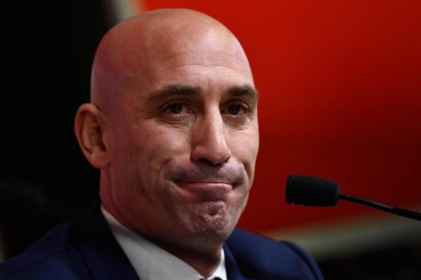 Luis Rubiales, suspendat pentru trei ani de FIFA, după ce a sărutat-o cu forţa pe fotbalista Jenni Hermoso