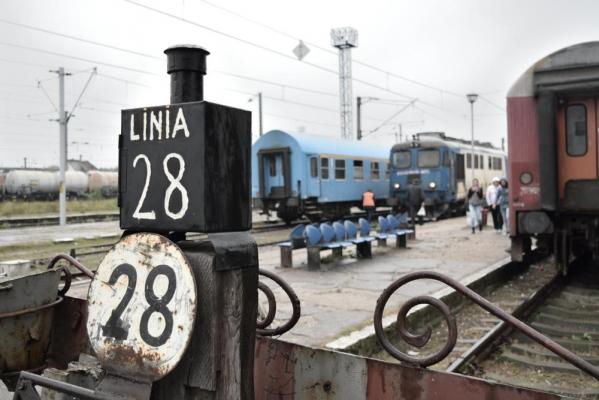 O fată de 15 ani s-a aruncat în faţa trenului într-o gară din Vrancea. A fost transportată în stare gravă la spital