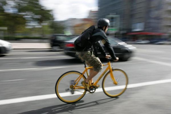 Hunedoara: Un şofer a suferit un infarct după ce a lovit un biciclist