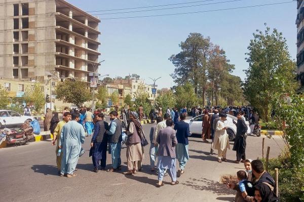 Locuitorii din Herat (Afganistan) s-au refugiat pe străzi din cauza cutremurelor din zonă