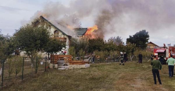 Pompierii s-au luptat trei ore pentru a stinge incendiul izbucnit în Botoşani