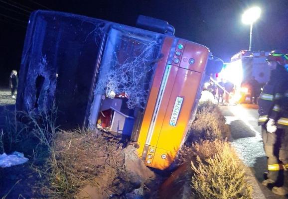 Planul roşu, activat în Constanţa. Un autocar cu peste 80 de pasageri s-a răsturnat: 5 persoane ar fi rămas blocate în vehicul