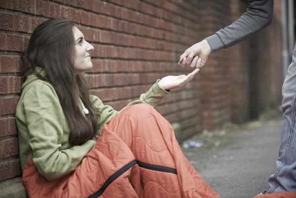 Doi soţi din Suceava, "afacere" pe spatele unei tinere cu afecţiuni fizice şi psihice. Din 2015, o obligau să cerşească, ba chiar i-au găsit paznic