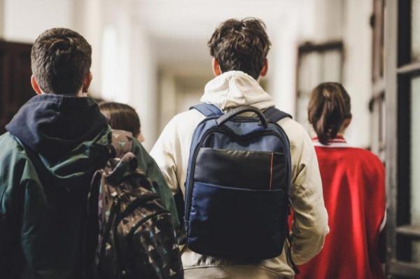Copil de 6 ani, lovit cu un scaun metalic de un elev mai mare, la o şcoală din Târgovişte. Ar fi smuls şi părul unei profesoare