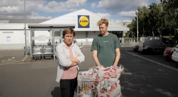 Experiment inedit făcut de doi britanici: coșul săptămânal din UK, mai scump decât zborul cu avionul și cumpărăturile făcute în Polonia