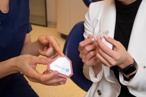 (P) Avantajele unui aparat dentar Invisalign: preț corect și rezultate satisfacătoare pentru pacienți