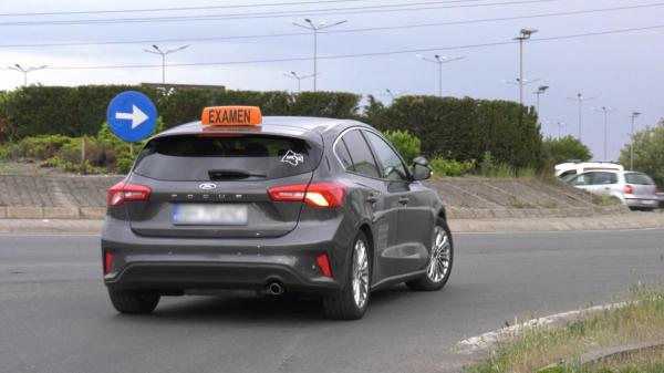 Afaceri murdare în mai multe şcoli de şoferi din două judeţe. Opt percheziţii într-un dosar de evaziune fiscală şi spălare de bani