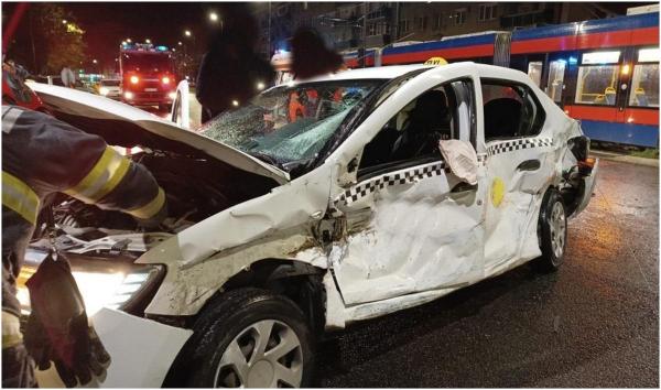Bărbat rănit, după ce un tramvai și un taxi s-au izbit violent. Orădeanul era pasager în mașină